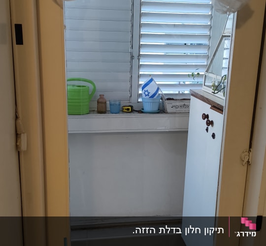 מסגרת דלת ללא זכוכית בתהליך תיקון והחלפת זכוכית שבורה